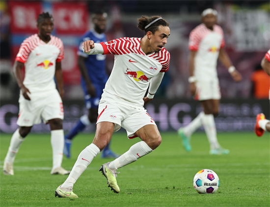 赛前斯图加特备战意甲；强势反弹细节曝光；赛场秩序良好；纪律约束更严格(真实的足坛历史最佳阵容)