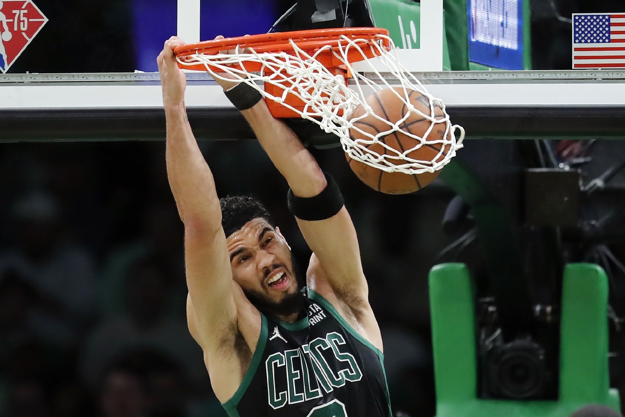 关于塔图姆在热火比赛中精彩发挥,大胜引发热议!的信息 关于塔图姆在热火比赛中精彩发挥,大胜引发热议!的信息